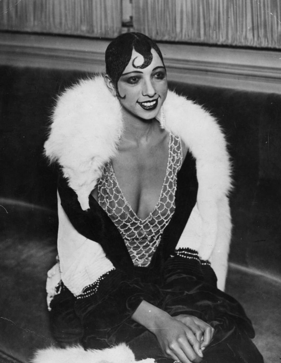 Josephine Baker fue la primera mujer afrodescendiente que protagonizó una película, <i>Sirena de los trópicos</i>, en 1927. Su destacada carrera como actriz se centró principalmente en su país de adopción, Francia. En 1951, Baker fue acusada de simpatías comunistas tras criticar a un reputado columnista de derechas y su trabajo fue cancelado, lo que la obligó a regresar a su país natal.Fue incluida en una lista negra en el Hollywood afectado por el macartismo y su visado de trabajo estadounidense fue cancelado, lo que la obligó a regresar a Francia. Baker volvió a ser autorizada a entrar en el país al cabo de 10 años. 
