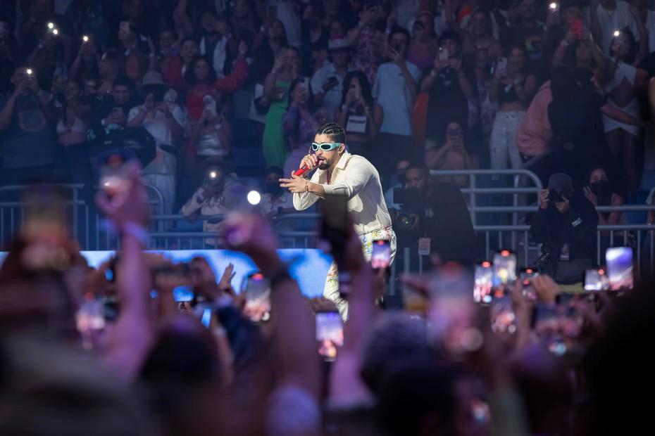 “Nadie Sabe” se convierte en una canción profundamente personal que ofrece una mirada íntima a la vida de Bad Bunny y cómo se sentía durante sus giras por distintos lugares del mundo. <b>“Pero nadie sabe lo que se siente, sentirse solo con 100 mil personas enfrente, que de ti hable toda la gente, sin saber un bicho, sin conocerte, y hasta te desean la muerte”, </b>expresó.