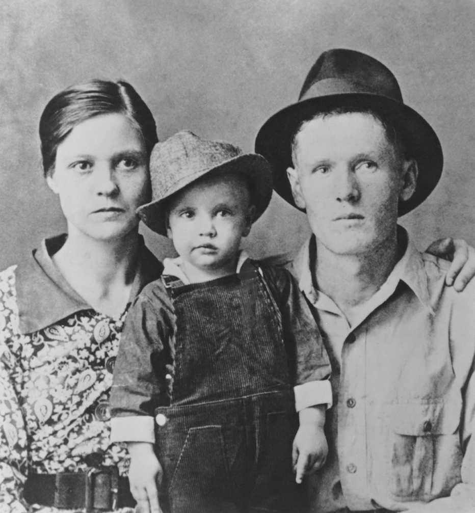 Elvis Presley el 8 de enero de 1935 en Tupelo, Mississippi. Minutos antes nacía su hermano gemelo, Jesse Garon Presley, que falleció. Fue único hijo 