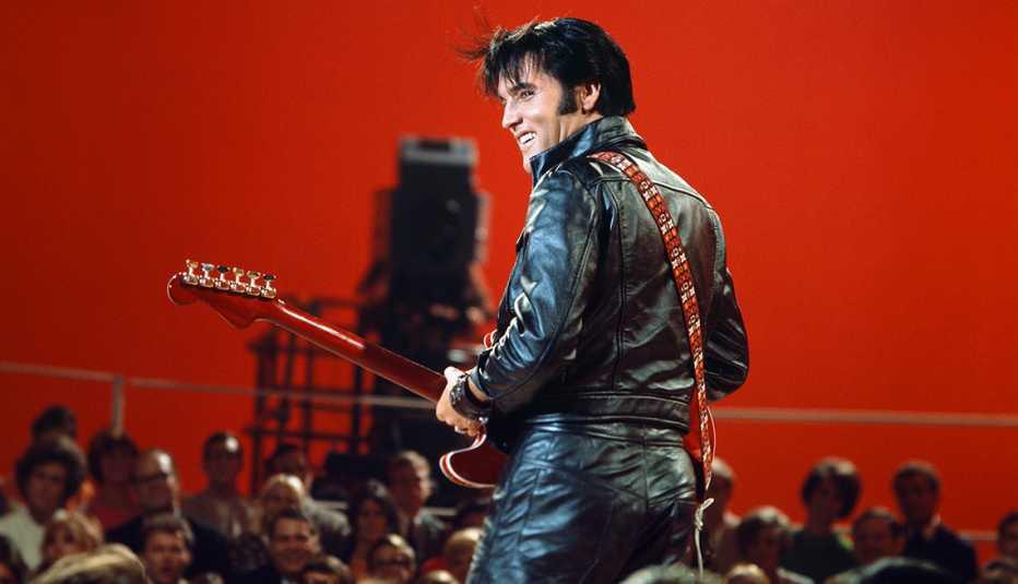 Hoy estuviera cumpliendo 80 años el Rey de Rock, Elvis Presley, quien tenía 42 años cuando falleció de un ataque al corazón en el baño de su mansión en Graceland, el 16 de agosto de 1977. Se ha convertido en una de las celebridades fallecidas que más ingresos generan.