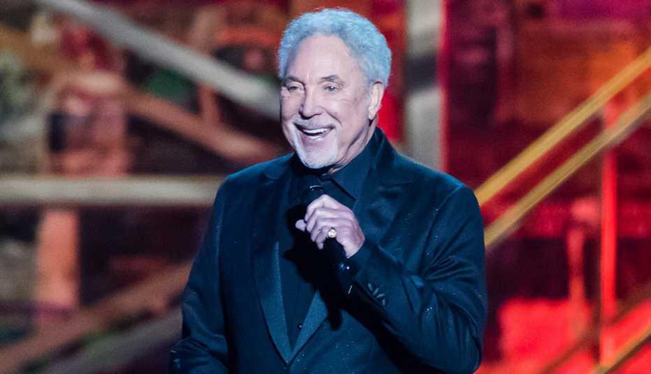  Tom Jones uno de los nombres más icónicos de la música actual. Tom Jones nació en el año del Dragón de Metal.