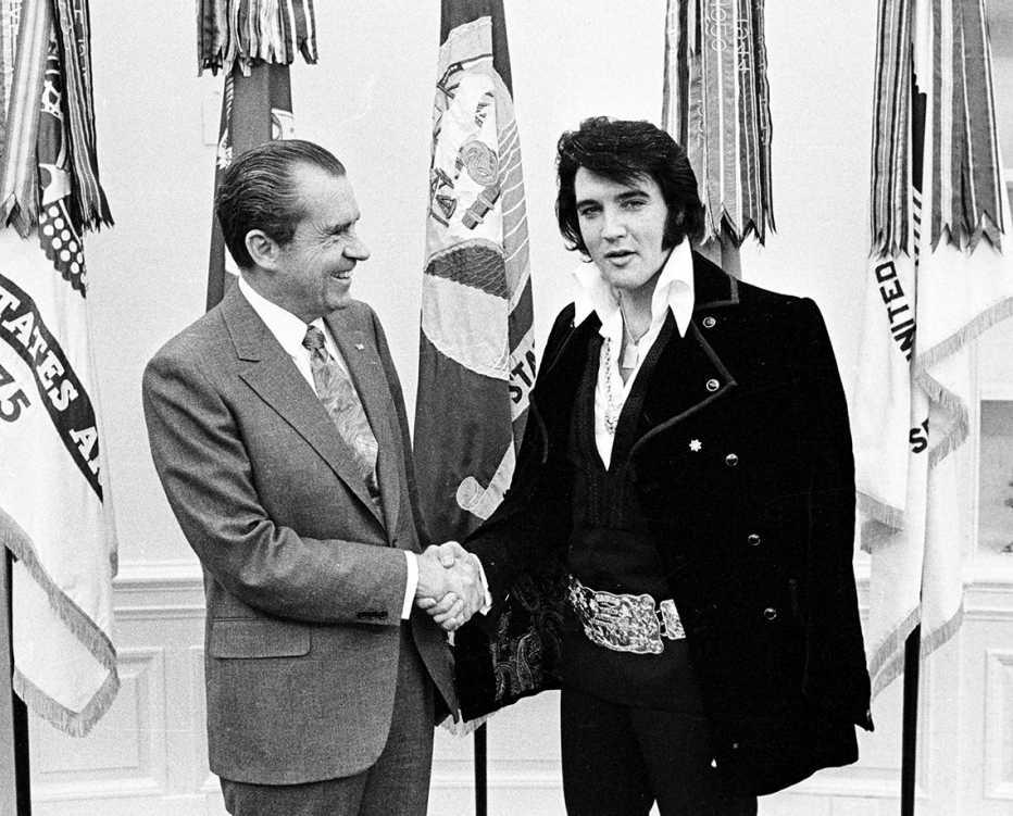 Durante la visita a Richard Nixon en Casa Blanca, este bromeo y le dijo “Te vistes de manera un poco extraña, ¿no?”, bromeó Nixon con su invitado. “Bueno, señor presidente”, dijo sonriente Elvis. “Usted tiene su espectáculo, y yo tengo el mío”.