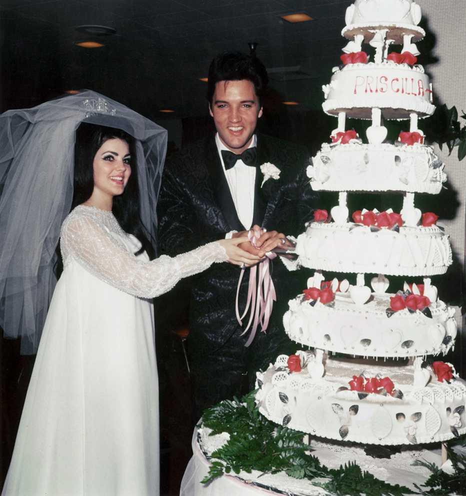En septiembre de 1959, Elvis conoció a Priscilla Beaulieu, de 14 años, la hijastra de un capitán de la Fuerza Aérea, cuando ella asistió a una fiesta en su casa fuera de la base y lo demás es historia se casaron y tuvieron su única hija. 