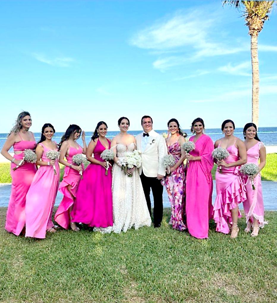 Erick Juárez y Daniela Amador, iniciaron una nueva historia de amor frente Caribe en uno de los salones del famoso hotel Moon Palace the Grand, en Cancún, México, donde se celebró su matrimonio eclesiástico. En esta foto: Daniela Amador y su esposo Erick Juárez en compañía del cortejo nupcial.