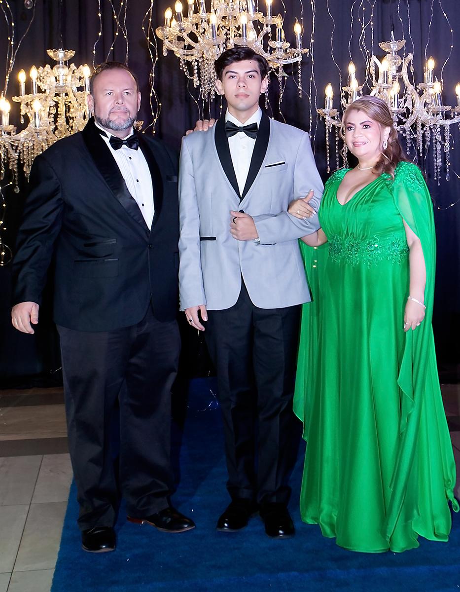 Cristhian Méndez y Astrid Ramírez con su hijo José Gabriel.