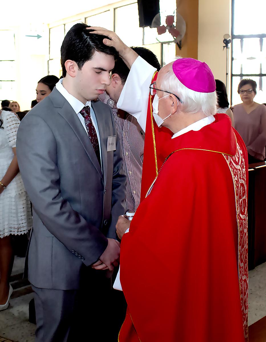 Santiago Sosa y el obispo Angol Garachana.