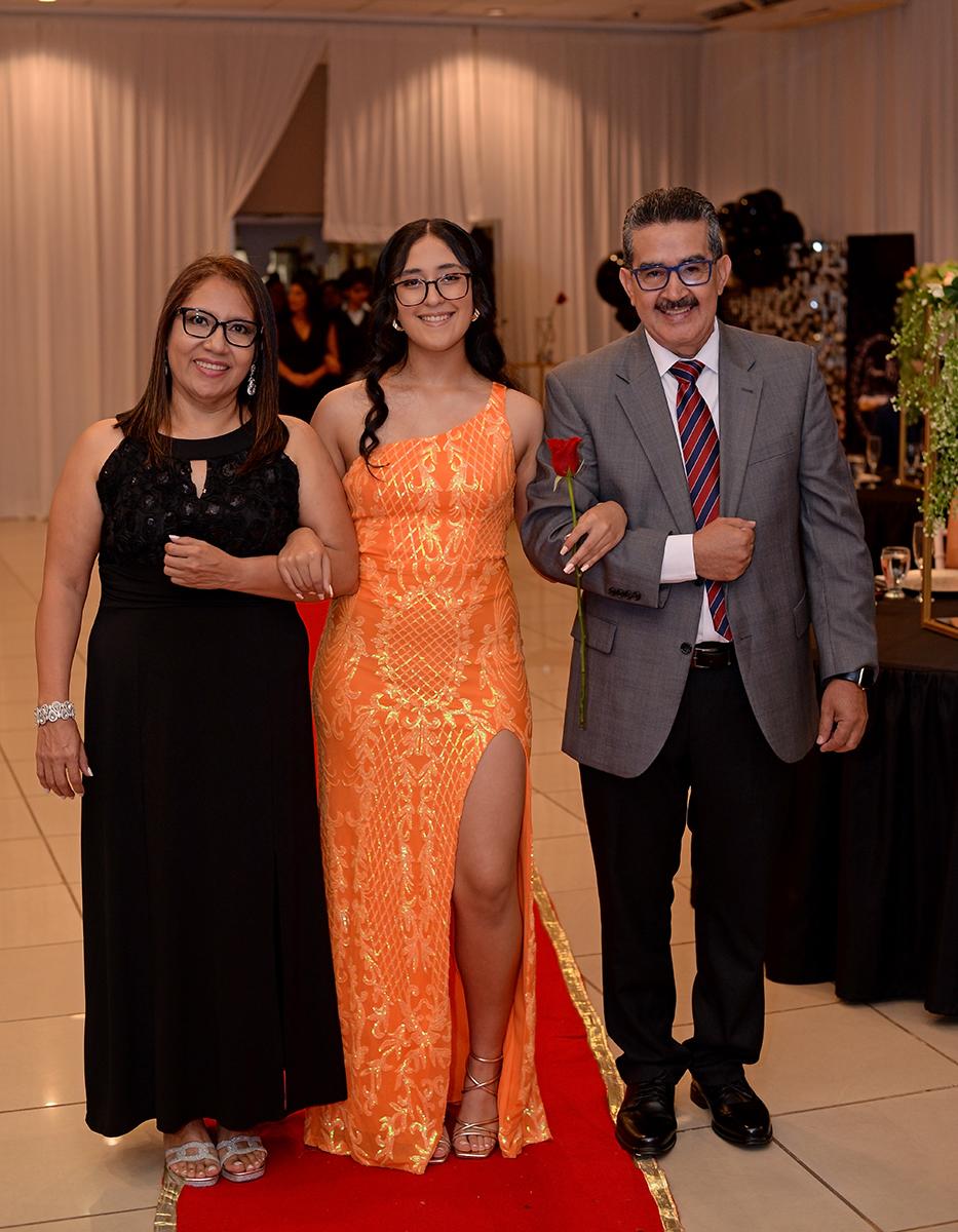 Desfile padres e hijas de la prom 2024 del Instituto María Auxiliadora