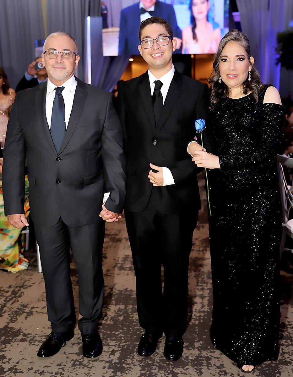 Leonardo Antonio Hernández Valladarez con sus padres Leonardo Hernández y Karla Valladares