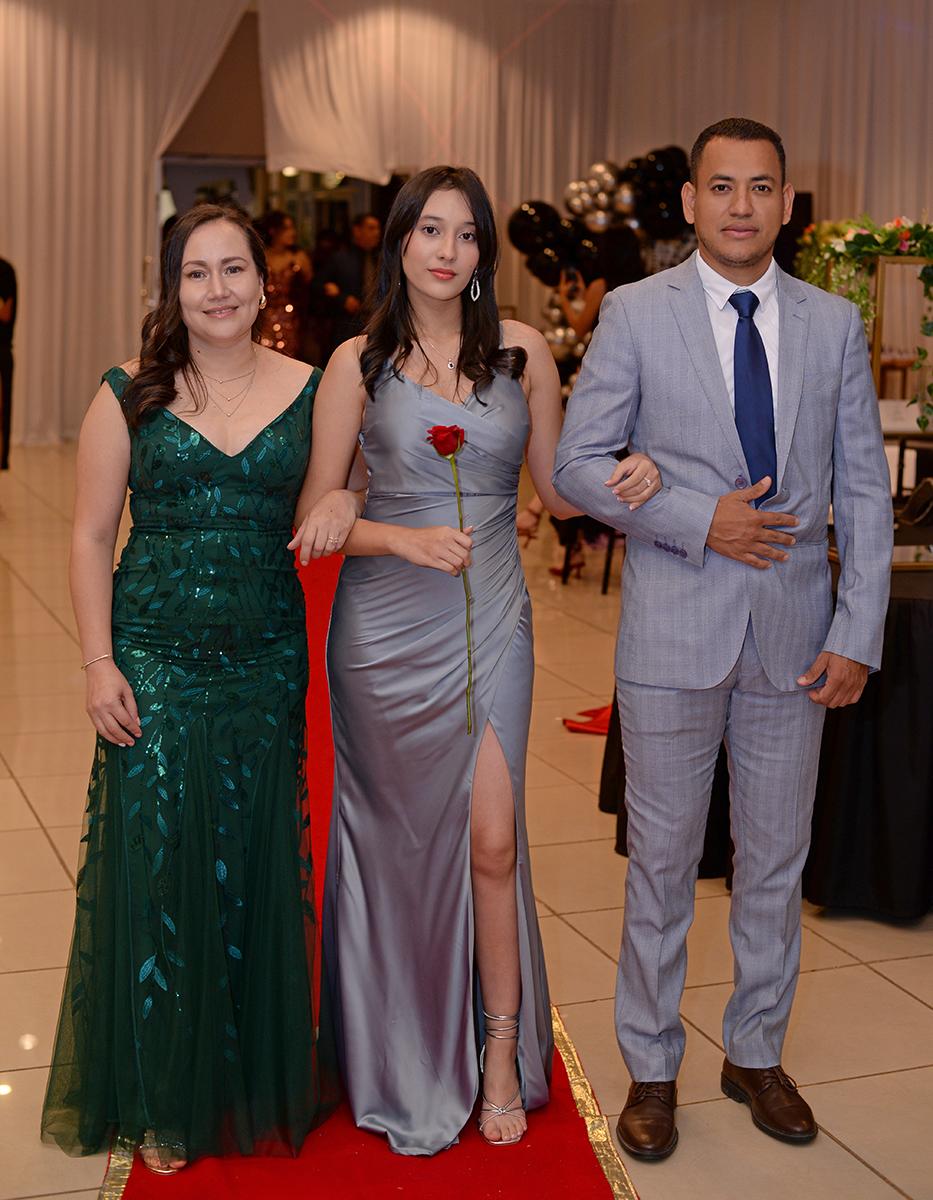 Desfile padres e hijas de la prom 2024 del Instituto María Auxiliadora