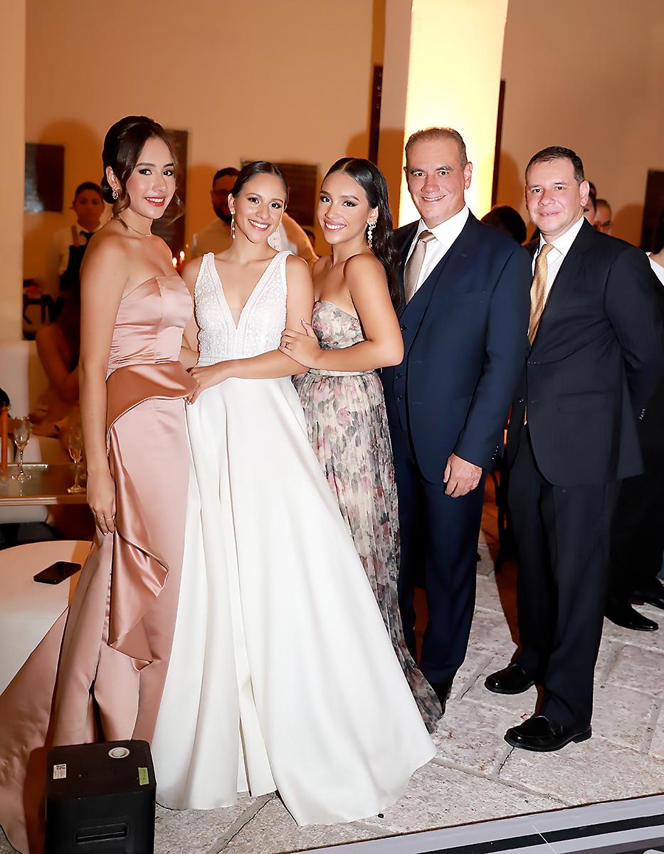 Cecilia Fiallos con Sofía, Isabella, Eduardo y Rafael Aguirre