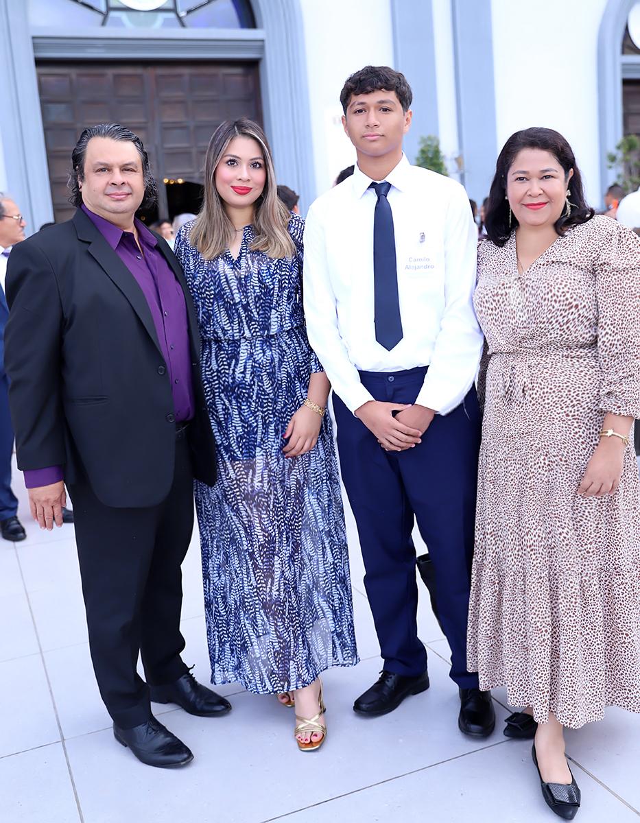 Francisco, Isabella y Camilo Rivas con Brenda Ortez Francisco, Isabella y Camilo Rivas con Brenda Ortez