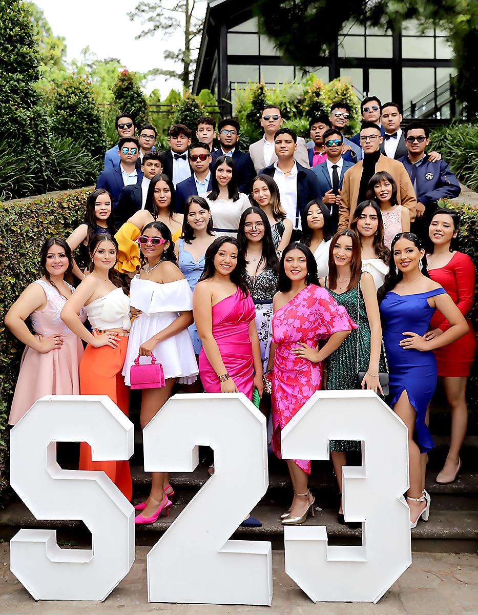 Con mucho entusiasm y compañerismo los seniors de la Mayan School, realizarón su tradicional breakfast en el muy de moda La Cumbre, donde compartieron mo­mentos inolvidables: brindis, selfies y un exquisito desayuno. 