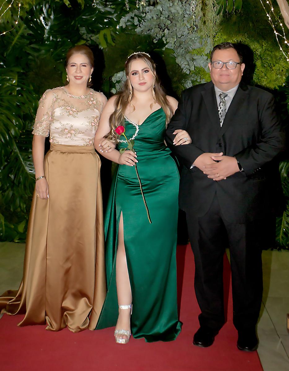 Daniela Altamirano con sus padres Teresa Sabillón y Daniel Altamirano.