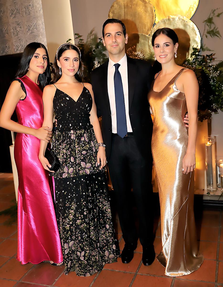 Michelle Facusse con Tiara, Míguel y Karina Kafati