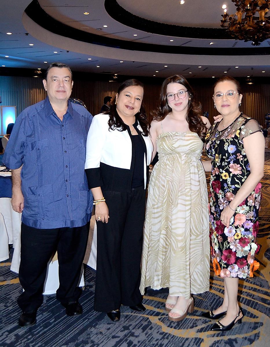Giovanni Erazo, Janet Salgado, Andrea Erazo y Perla Otero.