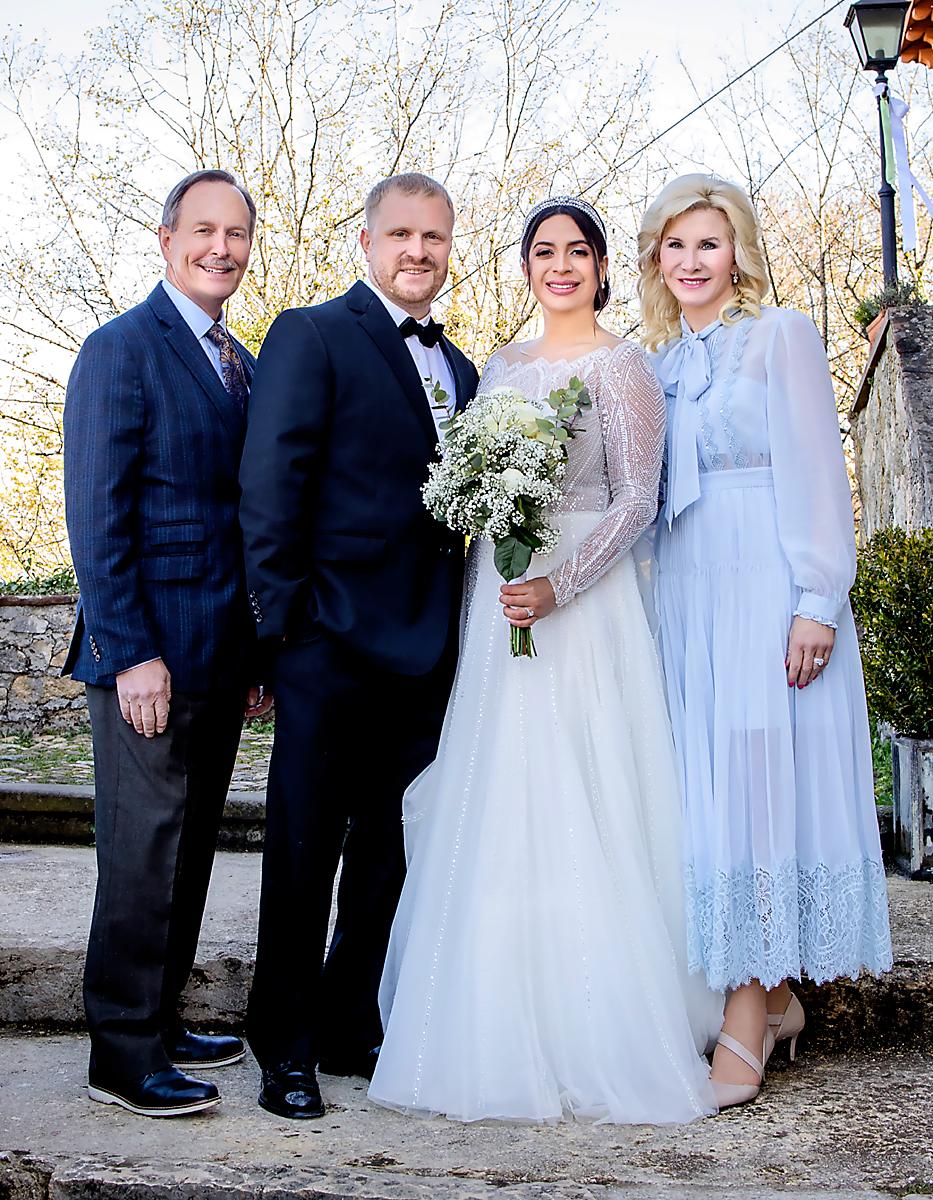 Los novios con Bill Olson y Lauren Olson