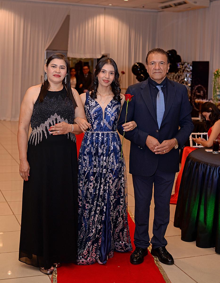 Desfile padres e hijas de la prom 2024 del Instituto María Auxiliadora
