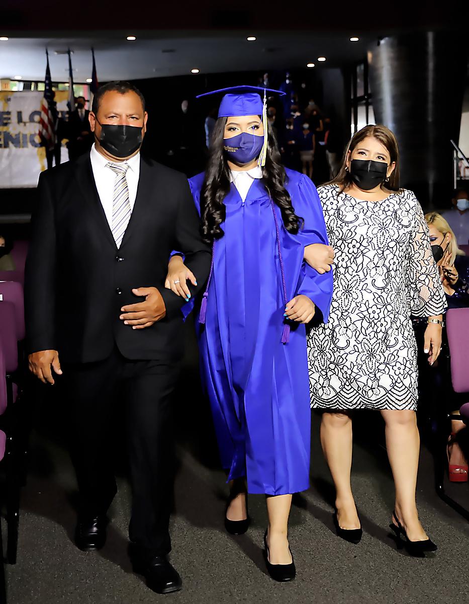 Nahum y Nahomy Suárez con Angela Mejía