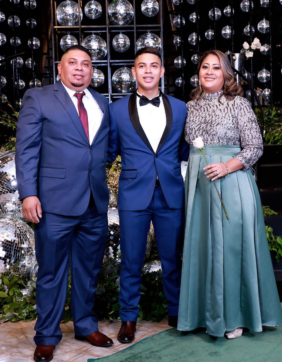Edwin y Johan Acosta con Wendy Figueroa