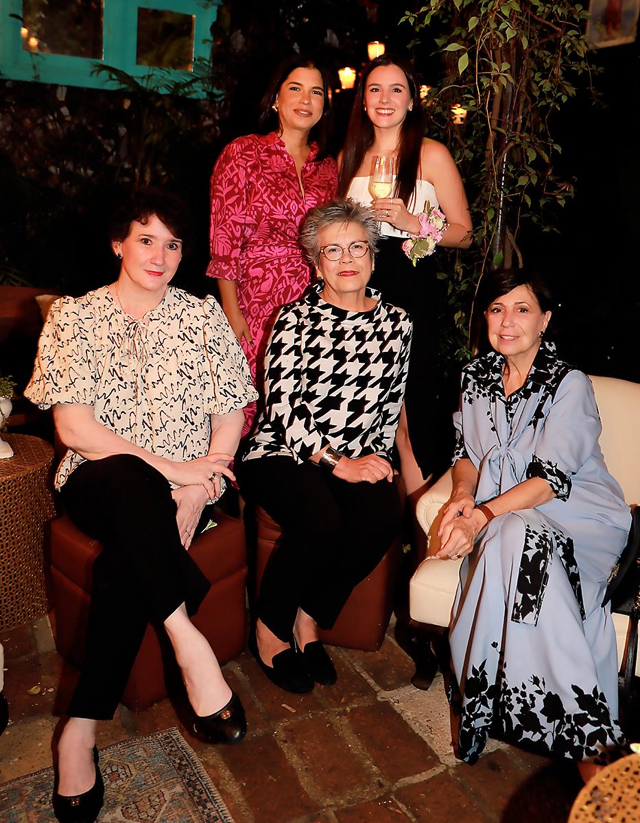 Julie Pineda, Andrea Pedemonte, Mónica Weddle.