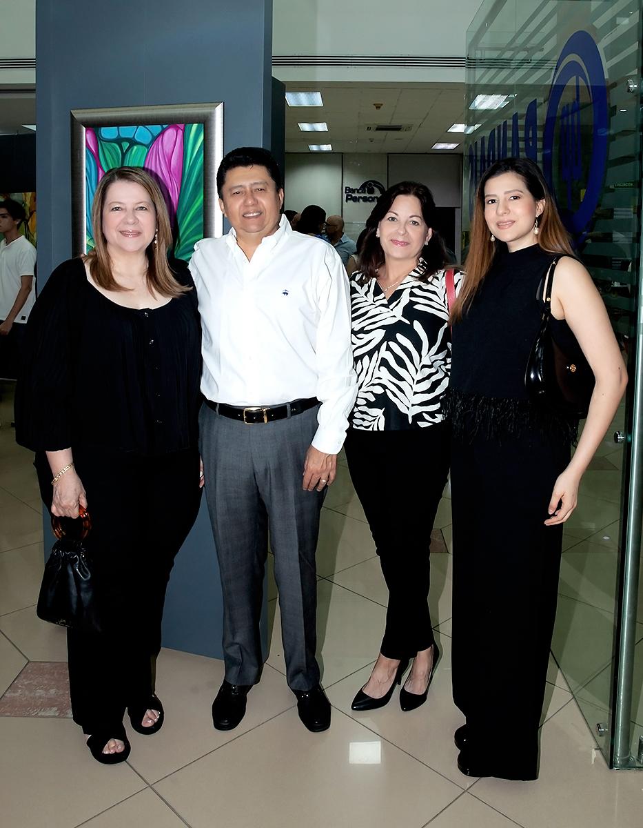 Jackie y Juan Avelar con Gabriela Vilches y Andrea Avelar