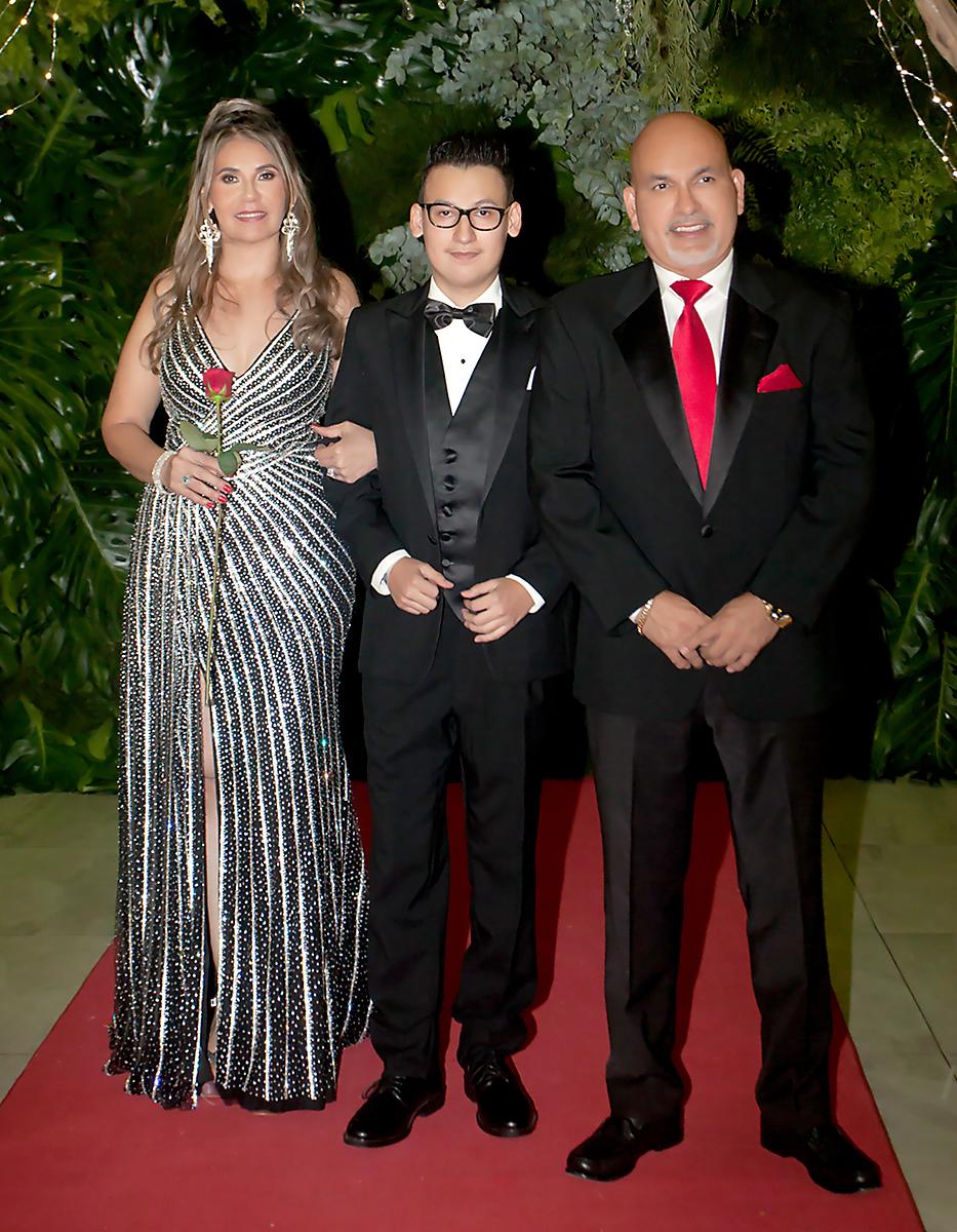 Orinson Amaya y sus padres Aracely y Orinson Amaya.