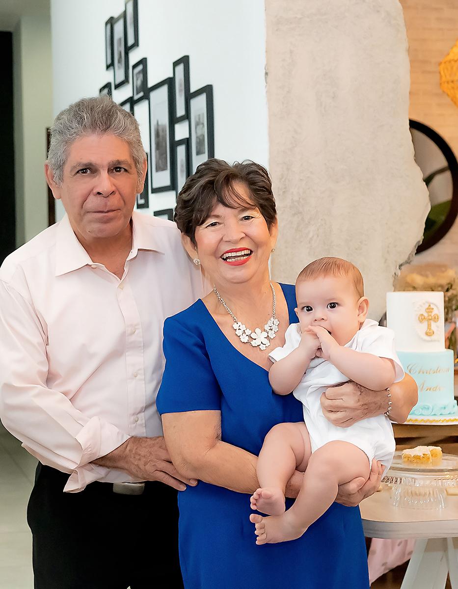 Los abuelos paternos Erasmo y Gladys de Valladares con su nieto Christian André.
