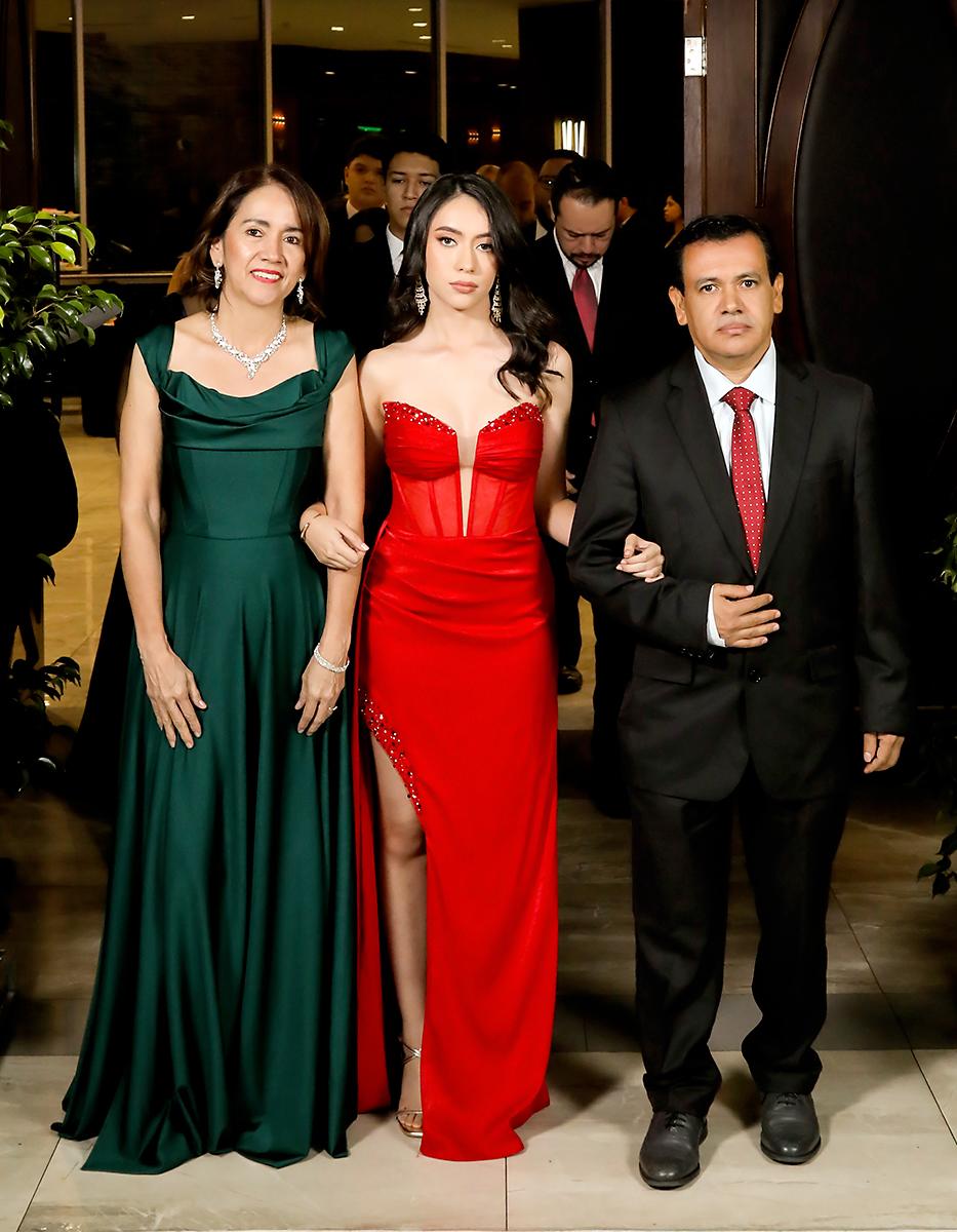 Desfile padres e hijos de la prom 2024 del Instituto Experimental La Salle
