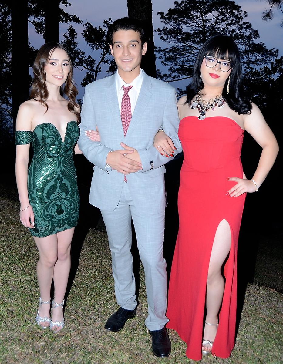 Monique Wilson, Mateo Deras y Katina Distefano.