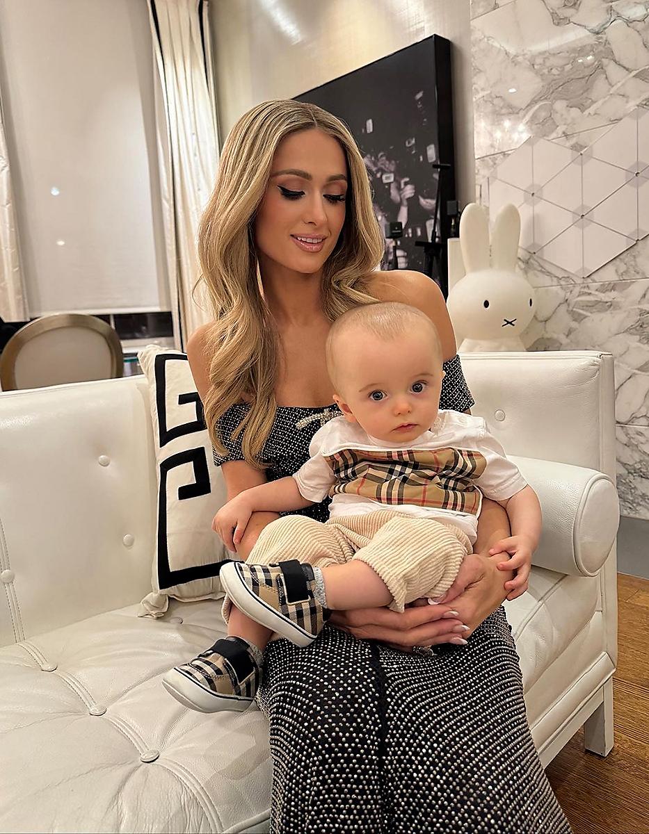 “La primera vez que mi precioso ángel, bebé Phoenix, está Nueva York”, publicó Paris junto a unas imágenes de ella con el pequeño en sus piernas vestido de Burberry. De inmediato los internautas comenzaron a sugerir que el niño puede tener hidrocefalia