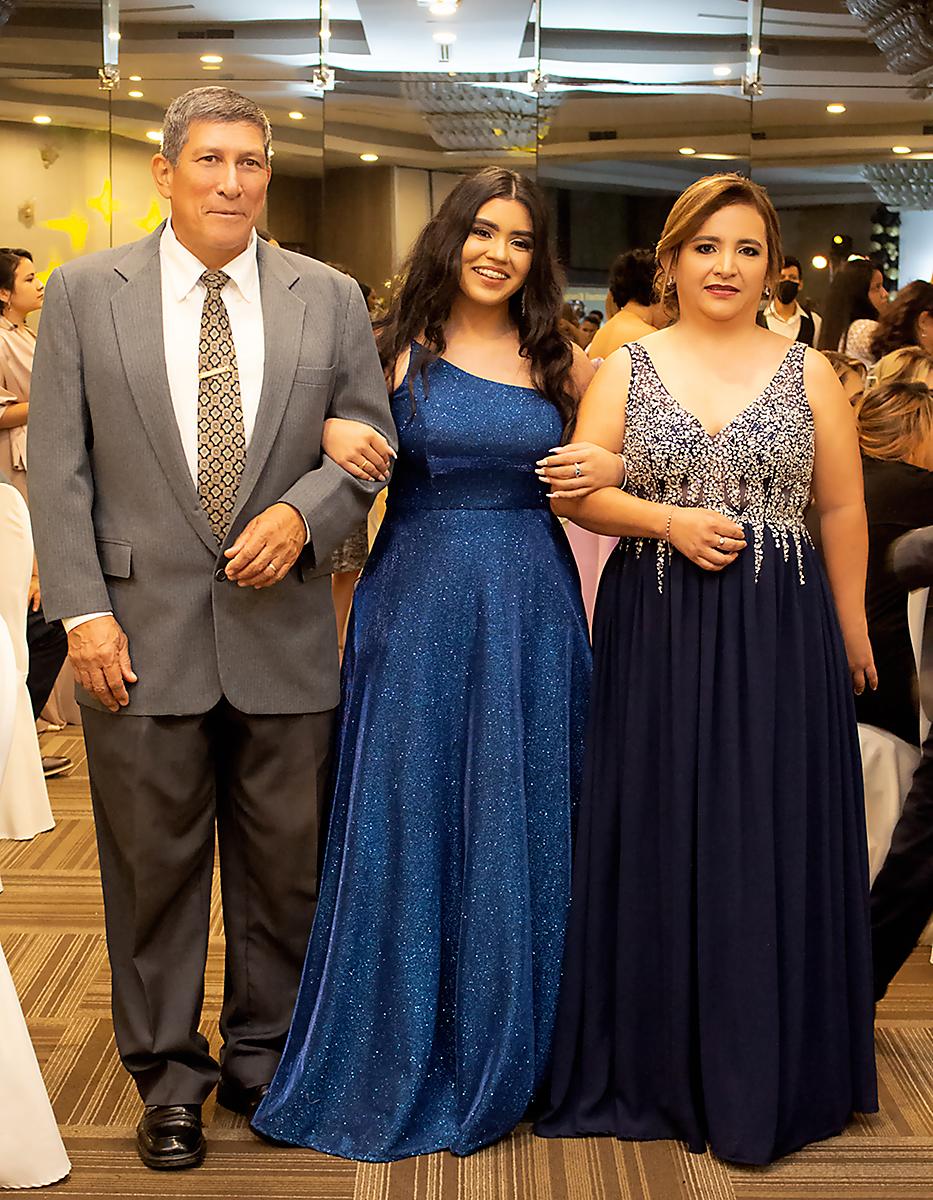 Lauren Molina junto a sus padres Raúl Enrique Molina y Claudia Patricia Jovel.