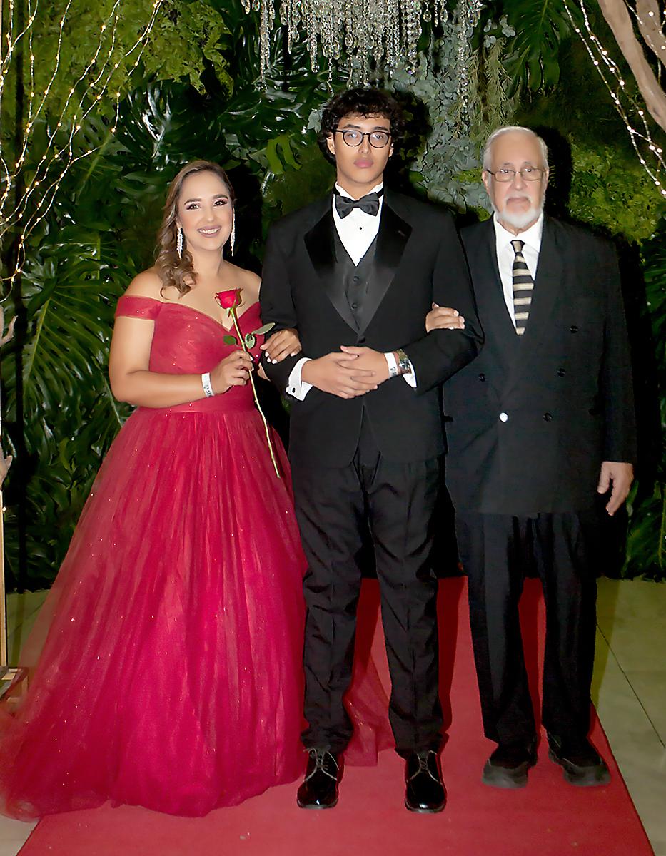 Gustavo Rivera con sus padres Gustavo y Gloria Rivera.