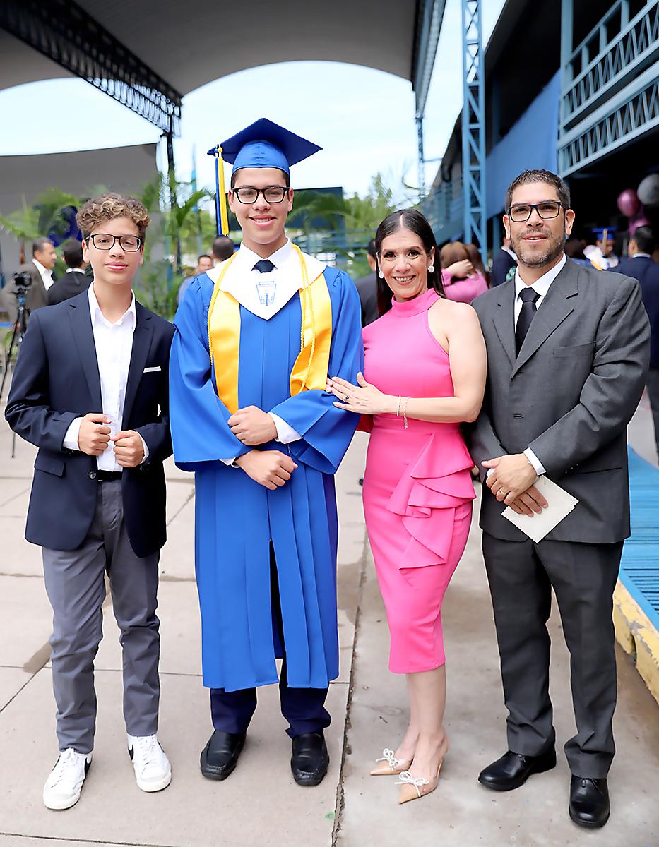 Entrega de títulos de la clase 2023 de Macris School