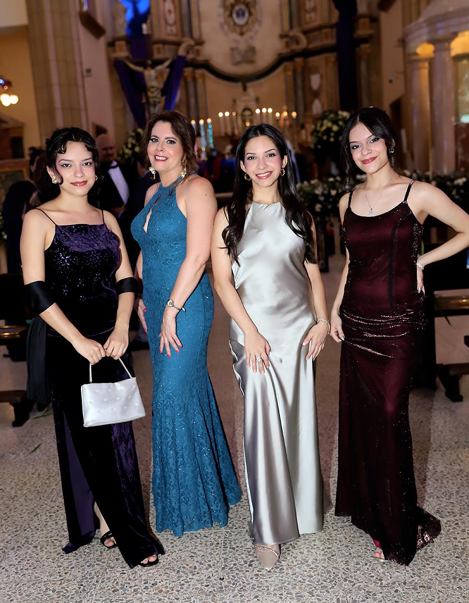 Ethel Flores, Lucía Zuñiga, Andrea y Dilia Flores