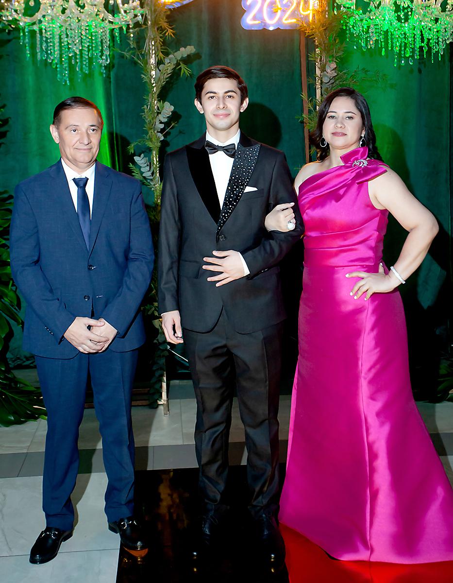 Luis y Claudia Alvarado con su hijo Luis Fernando