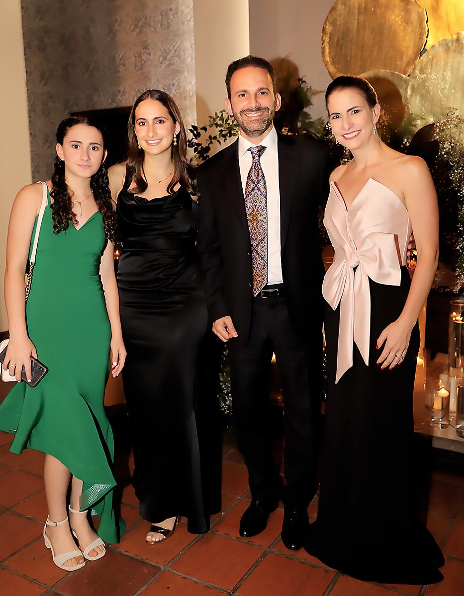 Miguel y Lucia Nasser con sus hijas 