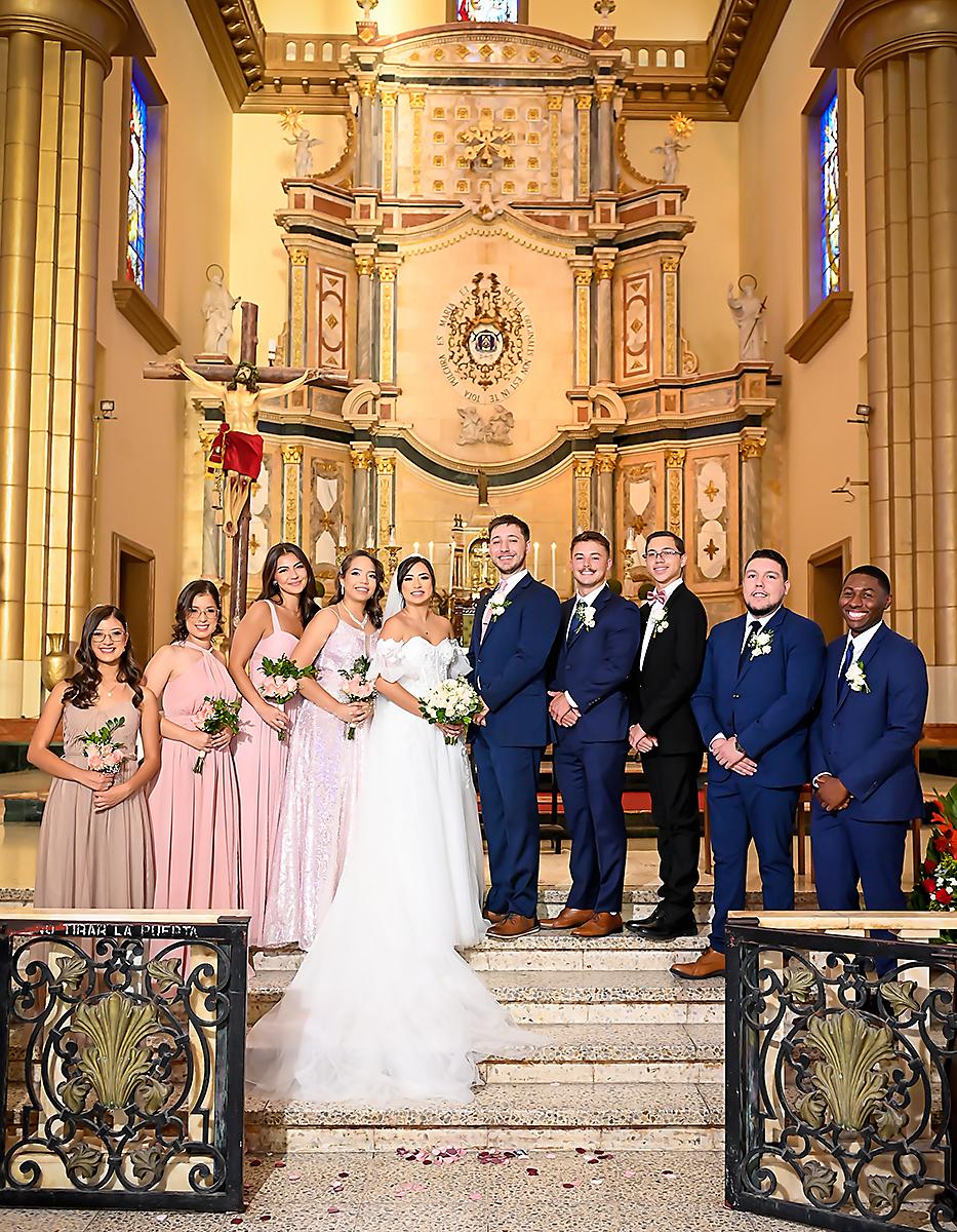 Los novios con su cortejo; Andrea y Allyson Oviedo, Ava Sherman, Lizzie Flores, Aaron Clark y Elio José Flores