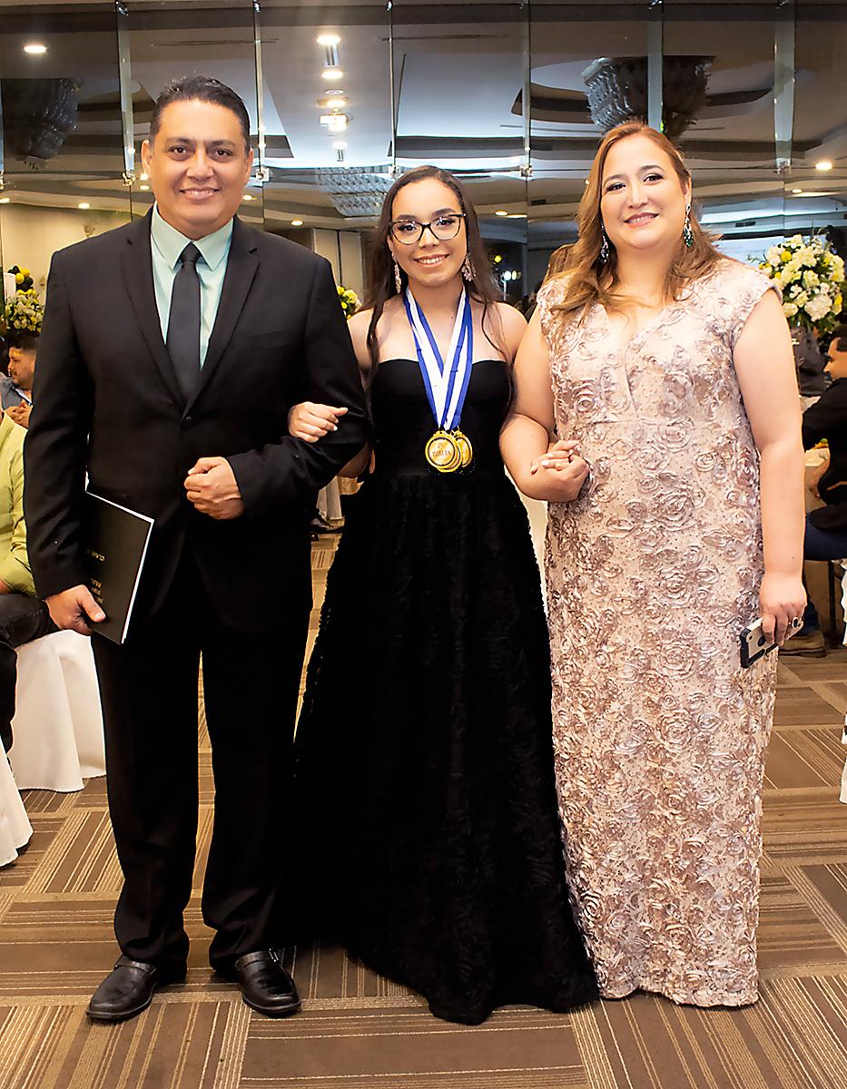 Daniela Cabrera junto a sus padres Juan Carlos Cabrera y Carolina Arevalo.