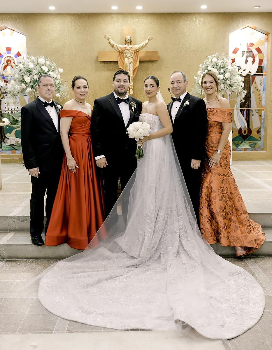 Héctor Fernando Bustillo, Flor de María Castillo, Fernando Antonio Bustillo e Isabela Ramírez con sus padres Carlos Ramírez y Ana Cristina Millares-Ramírez.