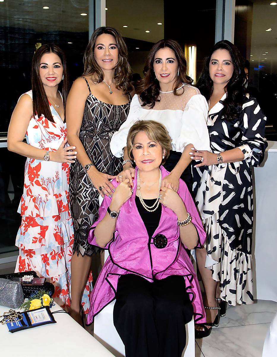 Andrea Quintana, Elena Szydel, Tricia Matuty, Ana Sikaffy y su madre Nena Marinakys de Diaz.