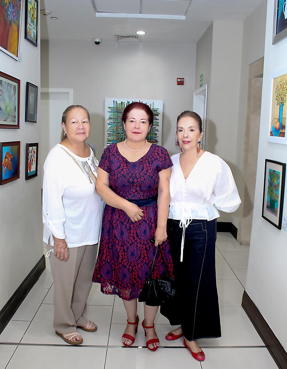 Ana María Nacher, Irma María de Ramírez y Jackie Beall.