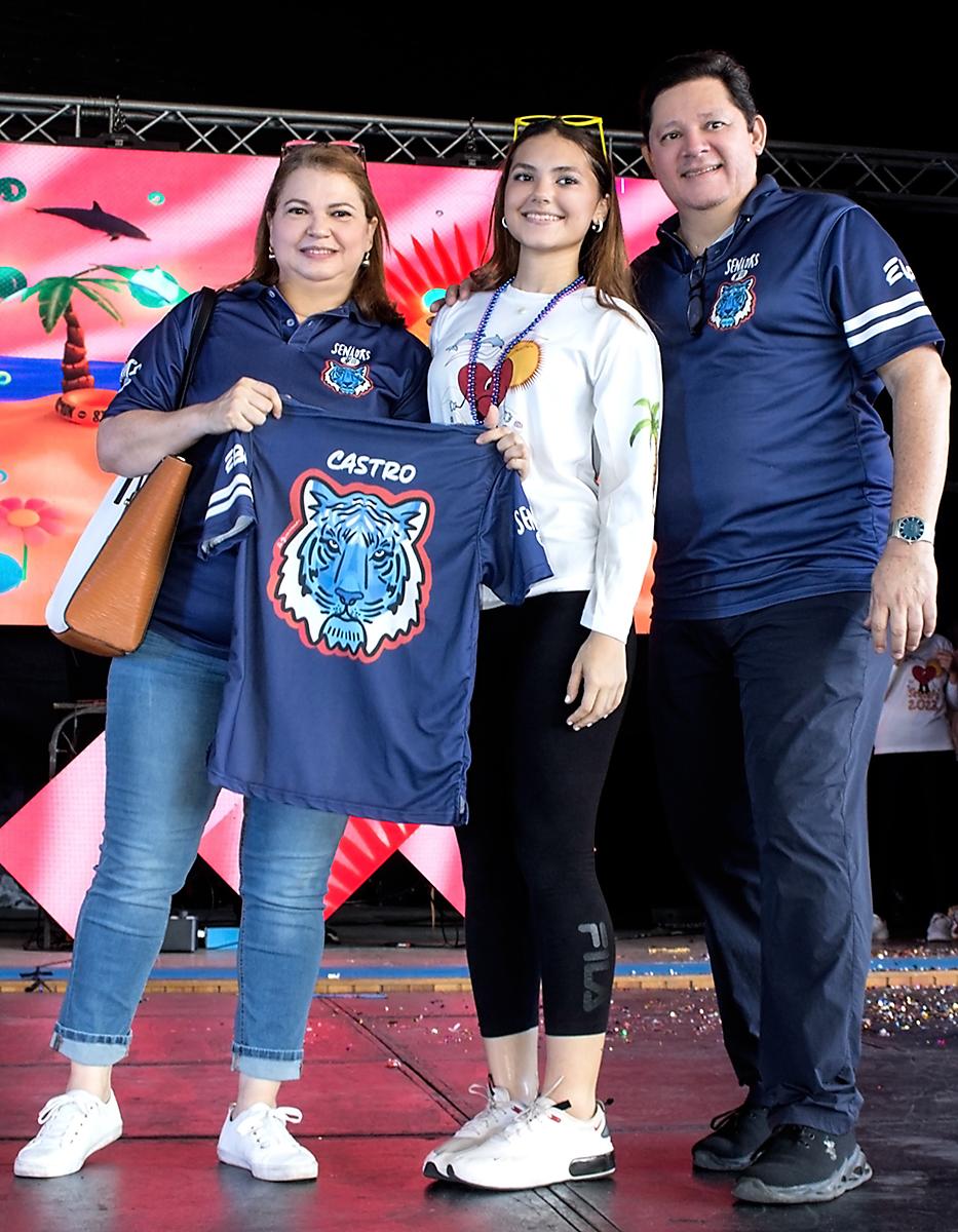 Josefina, Carla y Carlos Castro.