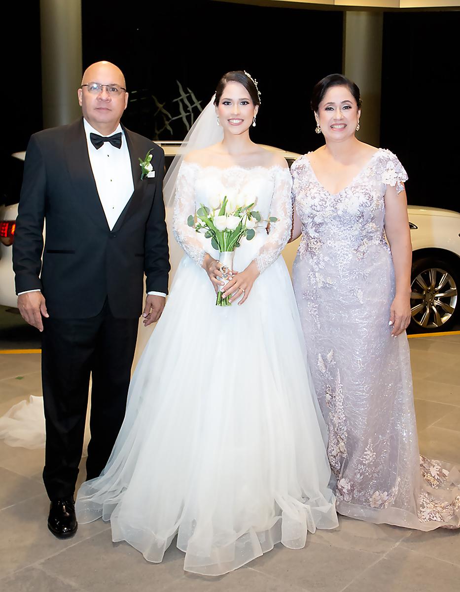 La novia rumbo al altar con sus padres, Enrique Panting y Osiris Guerra