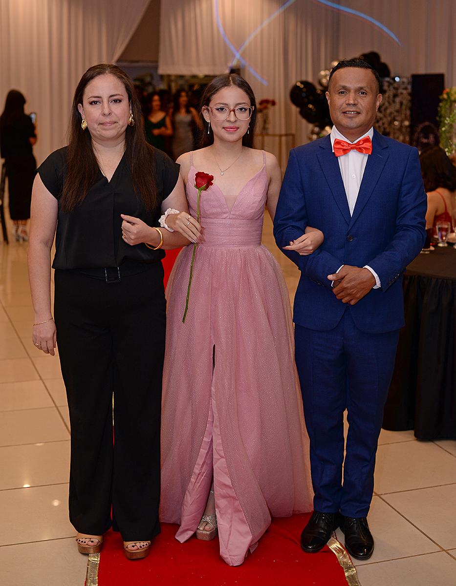 Desfile padres e hijas de la prom 2024 del Instituto María Auxiliadora