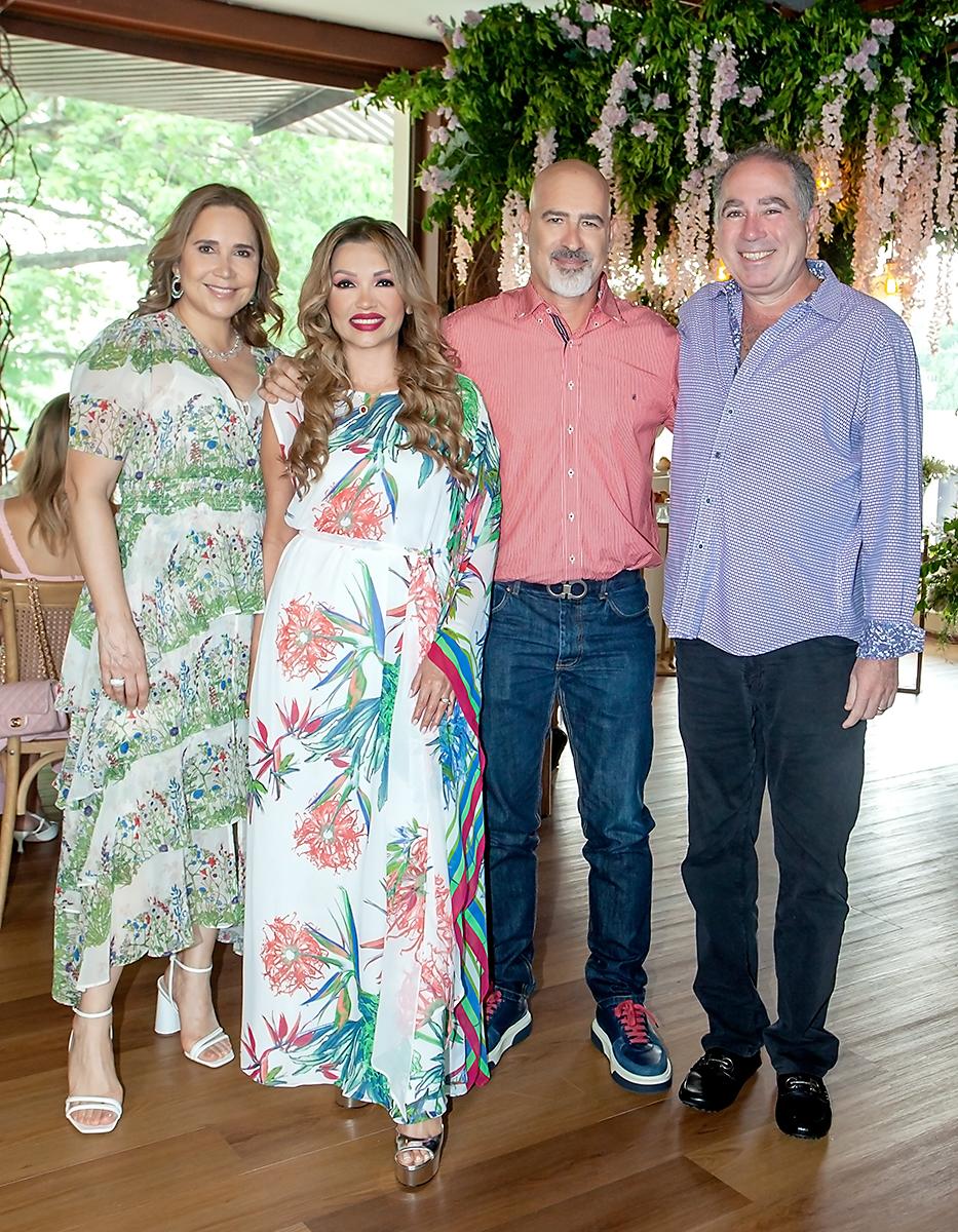 Carolina Kafati, Marna y Micha Schmidt con Enrique Kafati