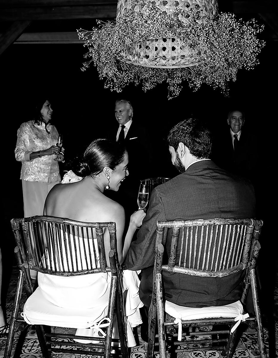 Los novios escuchan atentos al notario Santos Reinaldo Casco Gómez. 