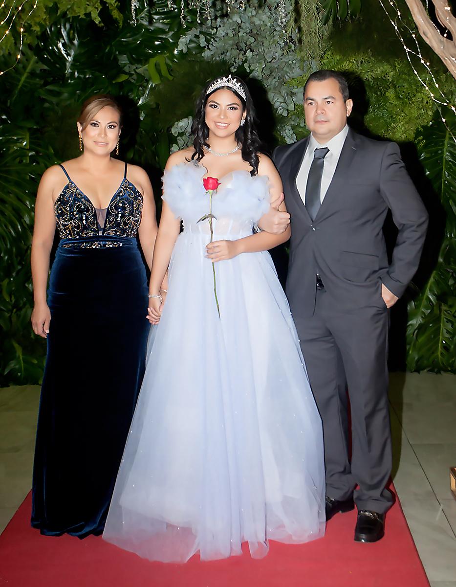 Valeria Ramírez con sus padres Sara Matamoros y Julio Ramírez.