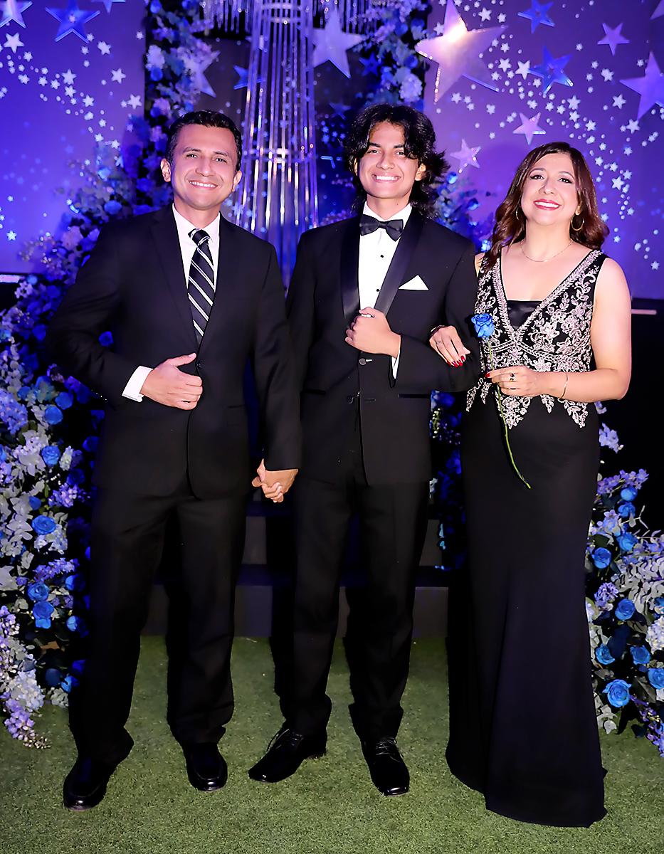 Alexander, Alexander Jr., y Claudia Pocasangre.