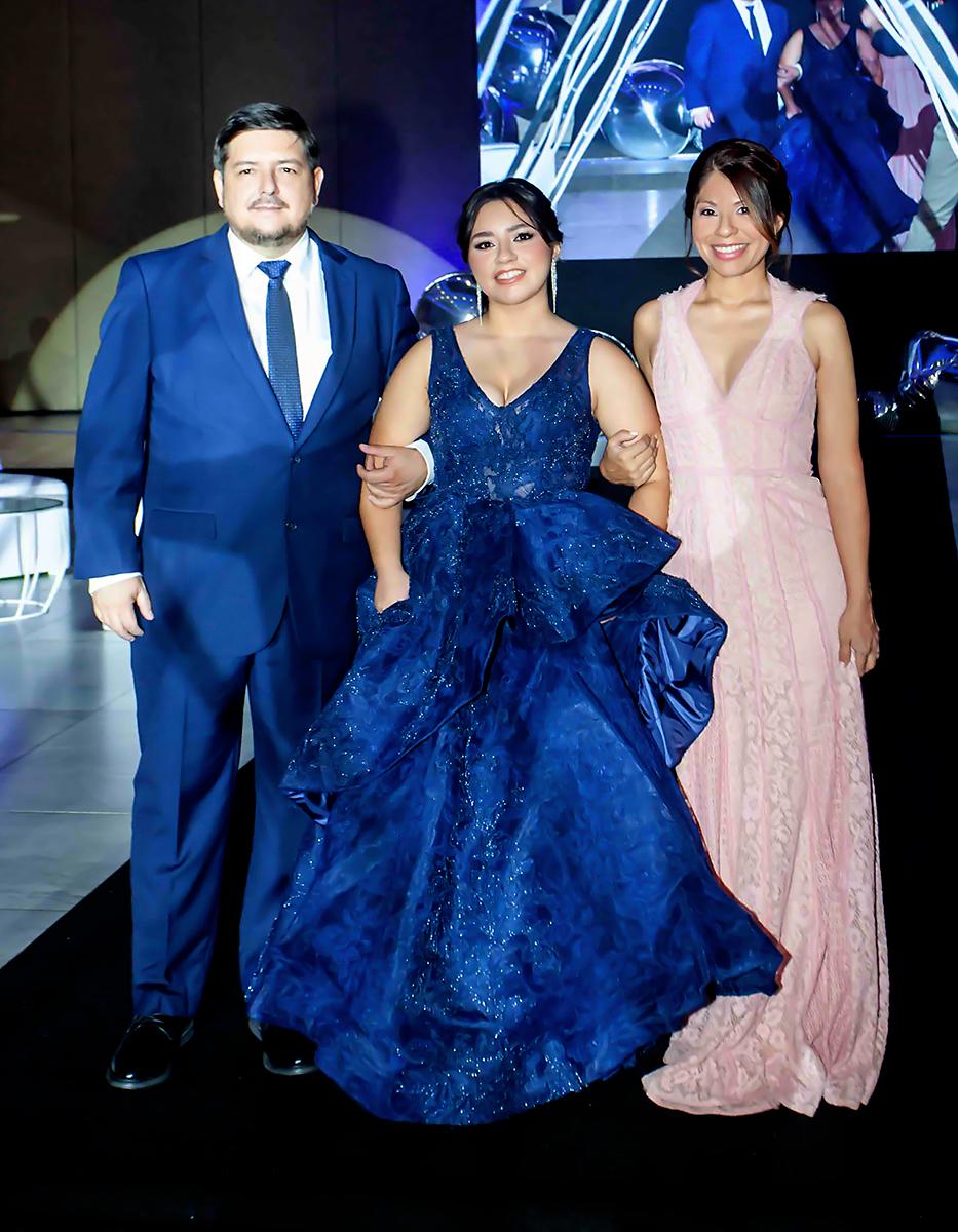 Carlos y su hija María Fernanda Camacho con Mariela Padilla.