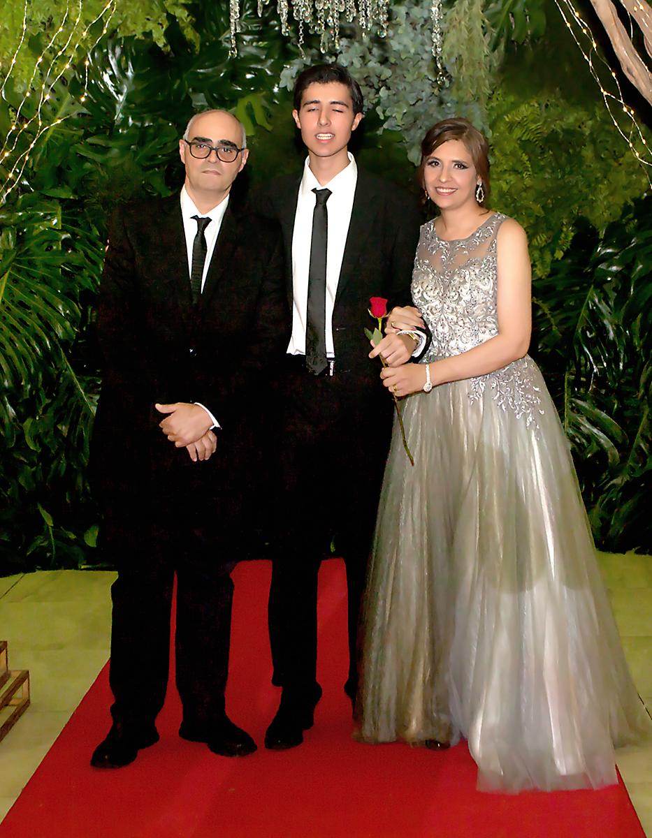 Elías Bandy con sus padres Jorge y Sayda.